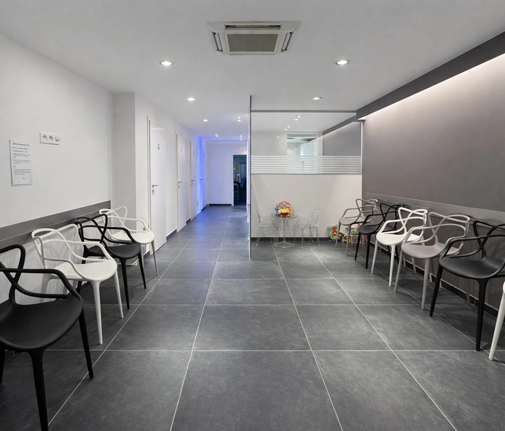 Salle d'attente moderne du centre